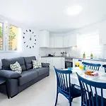 1l. Cozy Flores With Pool