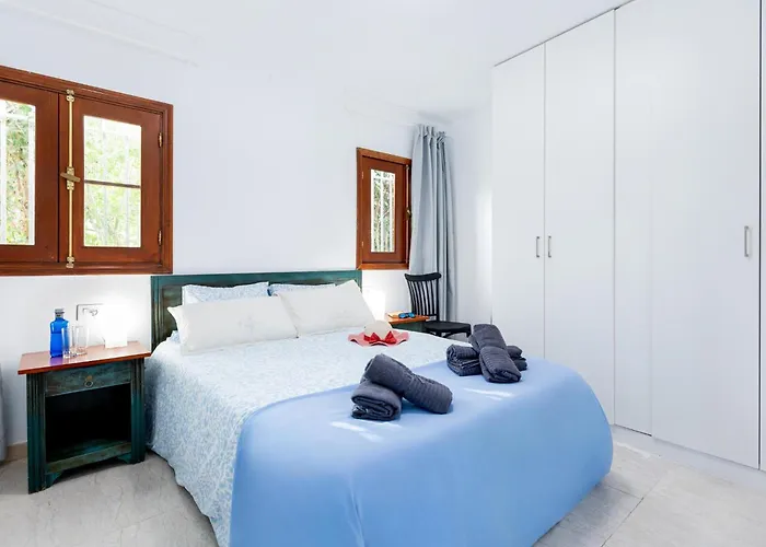 1l. Cozy Flores With Pool